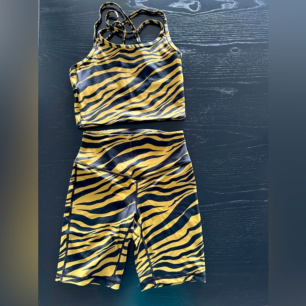 Carbon 38 L’Urv Zebra Print Workout Set, S top/Xs bottom